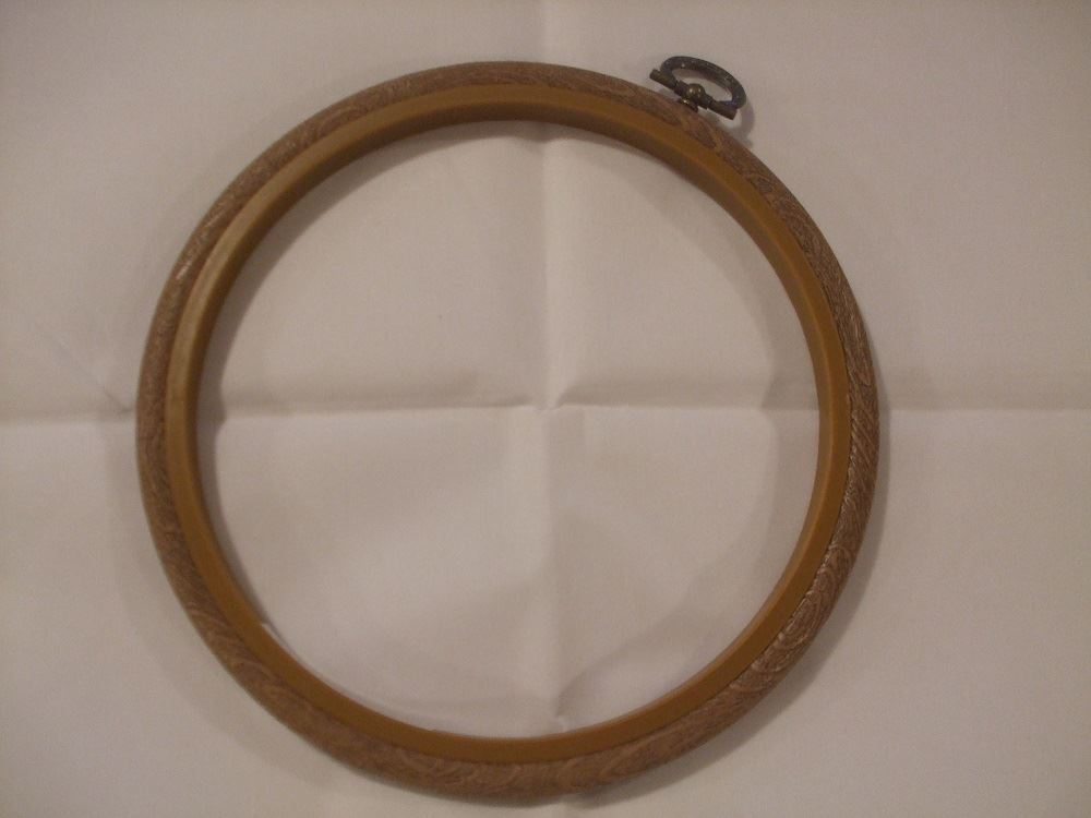 Siesta Woodgrain Effect Round Plastic Flexi Hoops for Embroidery and Cross Stitch