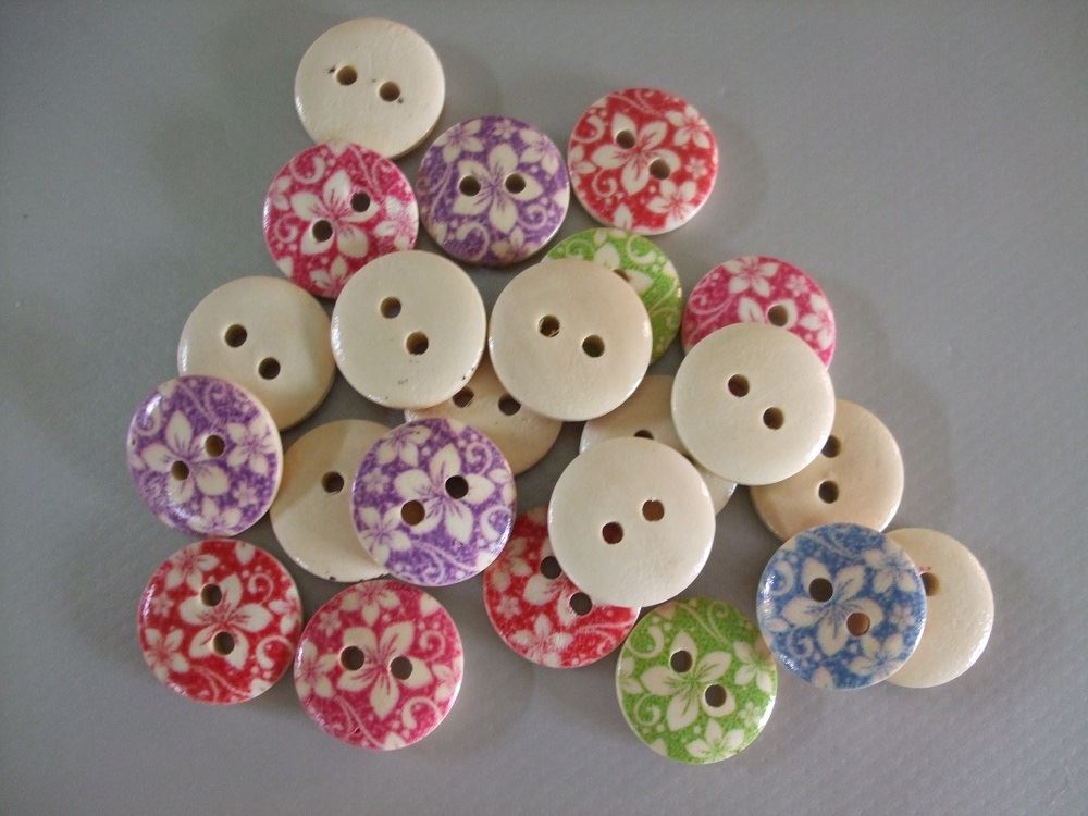 Pack of 20 Round Wooden Buttons - 15mm - Flower Design