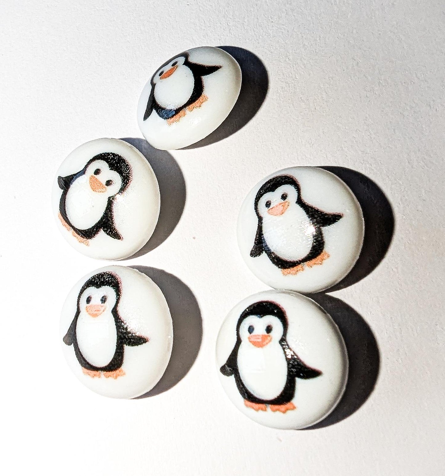 Pack of 5 Round Buttons with a Penguin on a white background 15mm diameter with shank