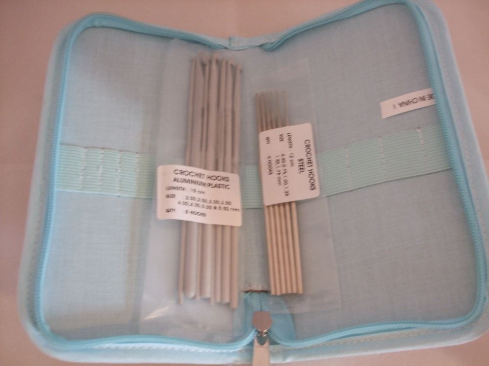 HobbyGift "Storage With Style" Cupcake Design Crochet Hook Carry Case Filled With Aluminium Needles In A Range Of Sizes